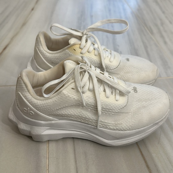 Alo Yoga Trainers - Picture 2 of 6